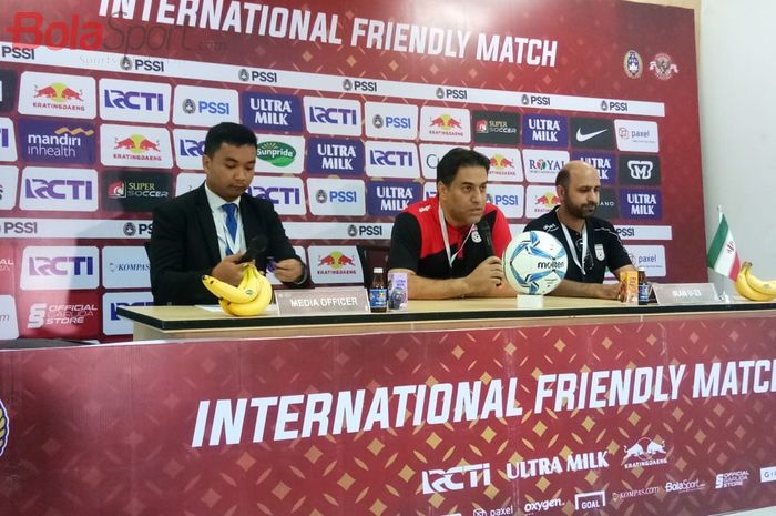 Asisten pelatih Iran, Amir Husein, memberikan keterangan setelah melawan timnas U-22 Indonesia