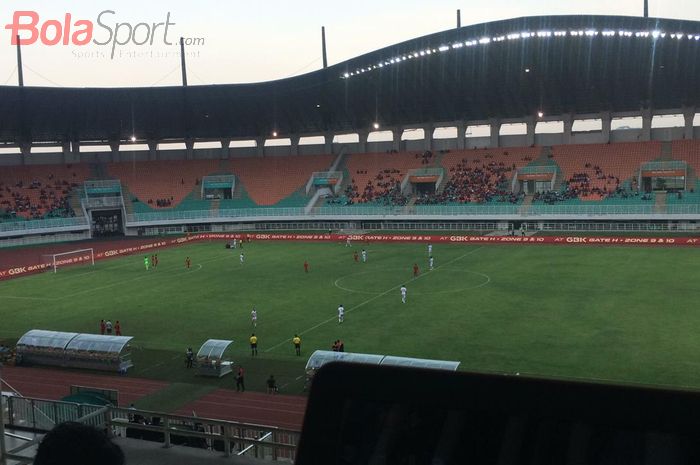 Suasana pertandingan uji coba antara timnas U-22 Indonesia kontra Iran di Stadion Pakansari, Kabupaten Bogor pada Sabtu (16/11/2019).