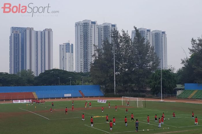 Coaching clinic Persija Jakarta dengan 91 anak-anak dalam rangkaian ulang tahun klub ke-91 di Stadion Soemantri Brodjonegoro, Jakarta, Senin (25/11/2019). 