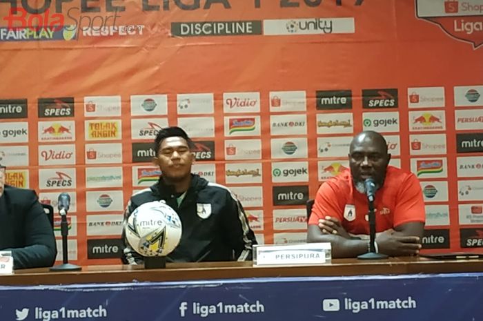 Kiper dan pelatih Persipura, Dede Sulaiman dan Jacksen F Tiago di ruang media SUGBK, Rabu (27/11/2019).