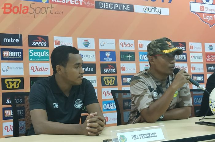 Pemain dan pelatih Tira-Persikabo M Kasim Slamat serta Miftahudin Mukson, Senin (2/12/2019).