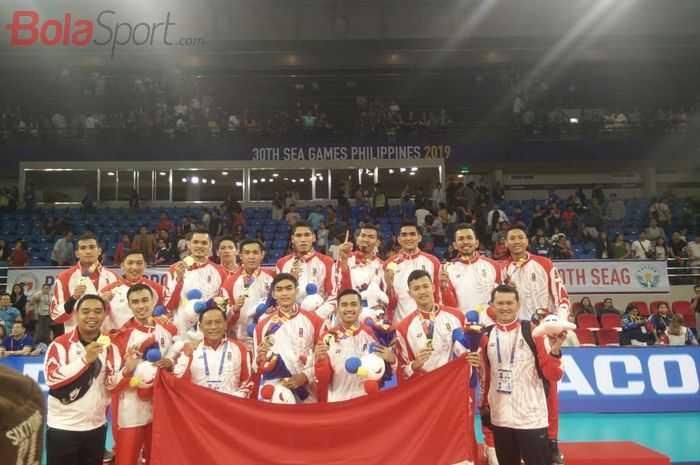 Tim voli putra Indonesia pada podium pertama SEA Games 2019 di Philsports Arena, Manila, Selasa (10/12/2019).