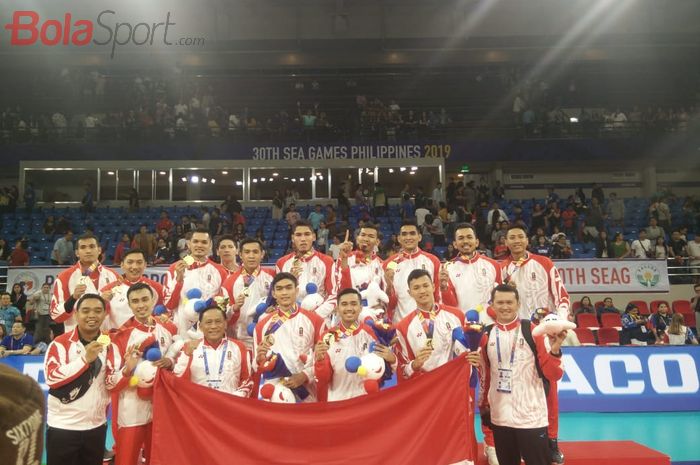 Tim voli putra Indonesia pada podium pertama SEA Games 2019 di Philsports Arena, Manila, Selasa (10/12/2019).