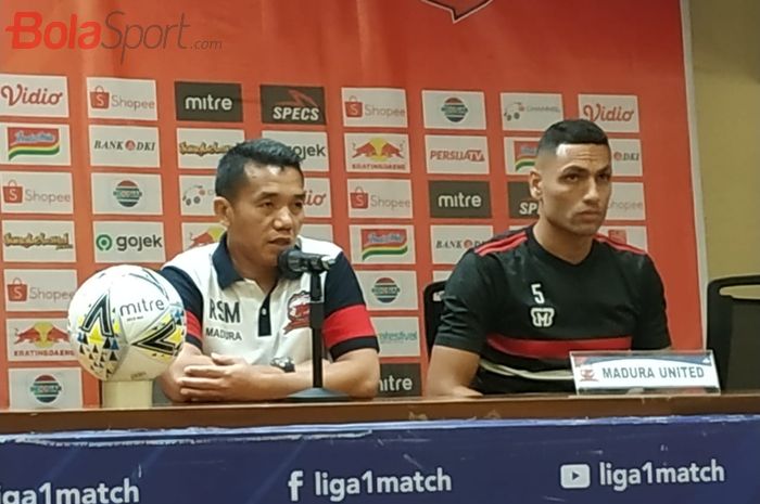 Pelatih dan bek Madura United, Rasiman serta Jaimerson da Silva Xavier saat memberikan keterangan pers, Kamis (12/12/2019).
