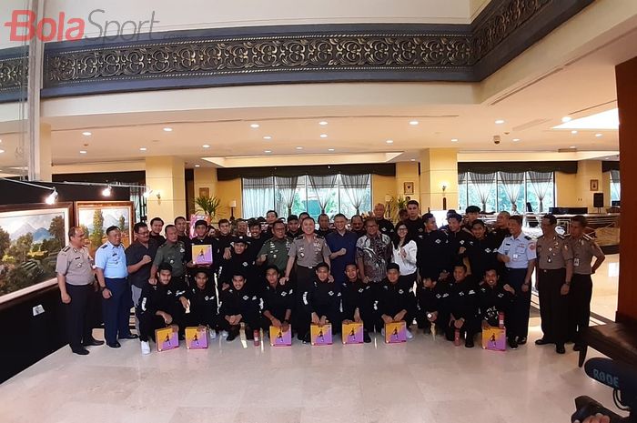 Skuad timnas U-22 Indonesia dan petinggi PSSI di Lobby Hotel Sultan, Jakarta, Kamis (12/12/2019).