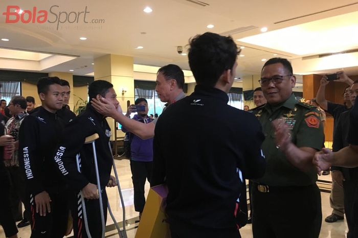 Evan Dimas dihibur Ketua Umum PSSI, Mochamad Iriawan di Lobby Hotel Sultan, Jakarta, Kamis (12/12/2019).