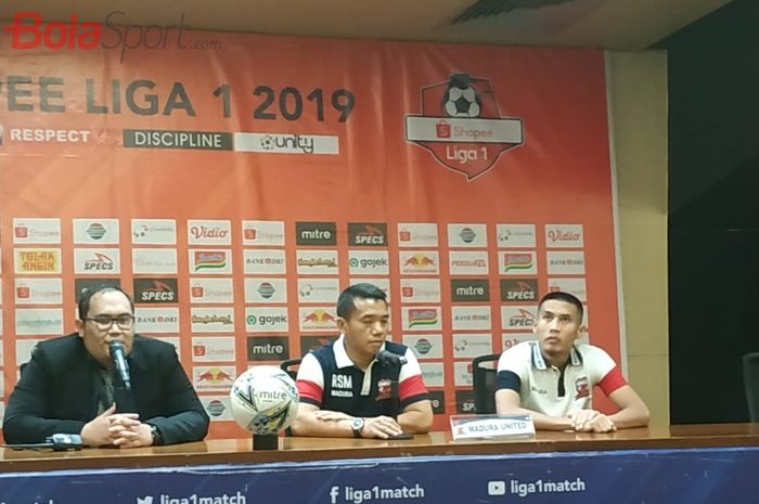 Pelatih dan pemain Madura United, Rasiman serta Guntur Ariyadi, Jumat (13/12/2019).