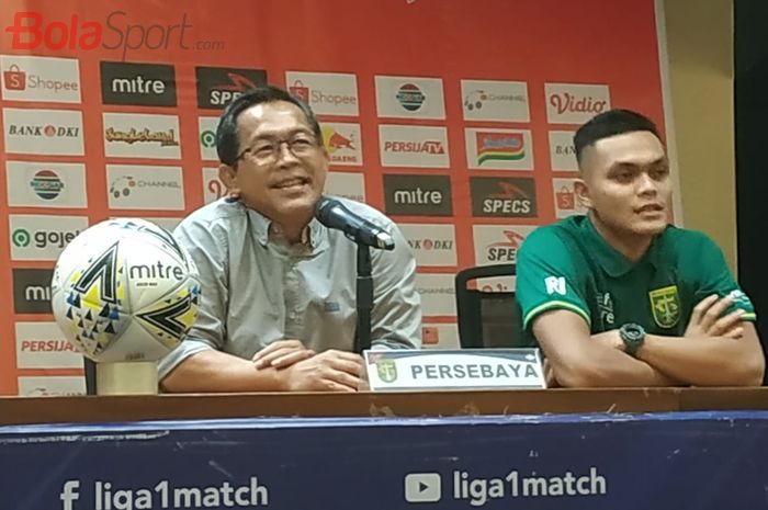 Pelatih dan pemain Persebaya, Aji Santoso serta Rachmat Irianto saat memberikan keterangan pers seusai laga kontra Persija Jakarta, Selasa (17/12/2019).