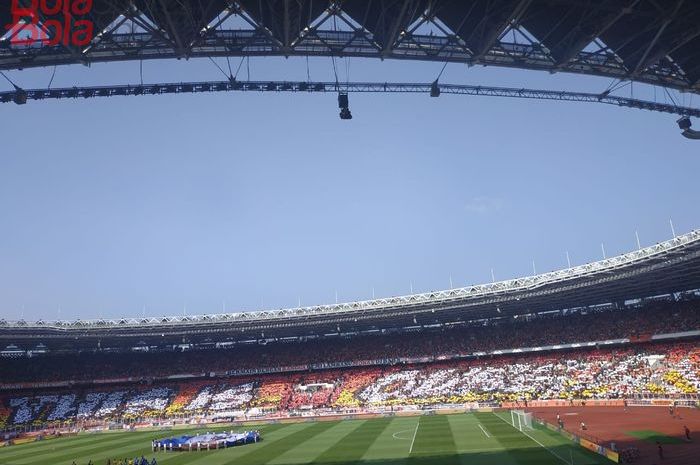 Koreografi The Jakmania pada laga leg pertama final Piala Indonesia di Stadion Utama Gelora Bung Karno (SUGBK), Minggu (21/7/2019).