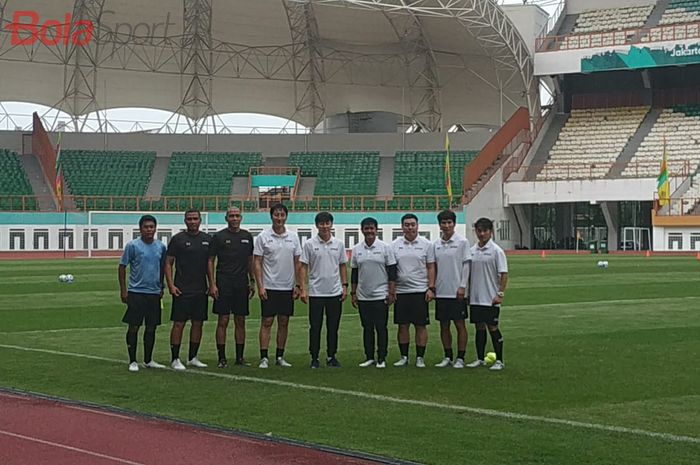 Shin Tae-yong dan Jajaran pelatih Timnas Indonesia di Stadion Wibawa Mukti, Cikarang, Senin (13/1/2019).