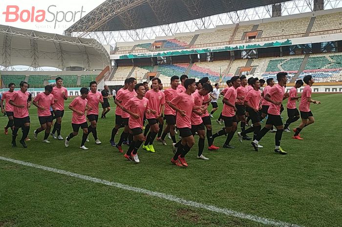 Latihan perdana timnas U-19 Indonesia, di Stadion Wibawa Mukti, Cikarang, Senin (13/1/2020).