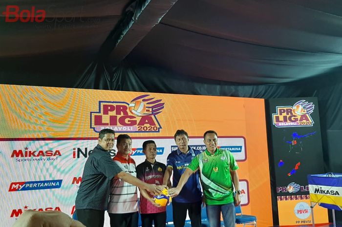 Tim putri yang akan berlaga pada Proliga 2020 berpose dalam konferensi pers di Jakarta, Rabu (15/1/2020).