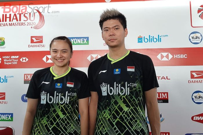 Pasangan ganda campuran Indonesia, Praveen Jordan/Melati Daeva Oktavianti, berpose setelah menjalani laga babak kedua Indonesia Masters 2020 di Istora Senayan, Jakarta, Kamis (16/1/2020).
