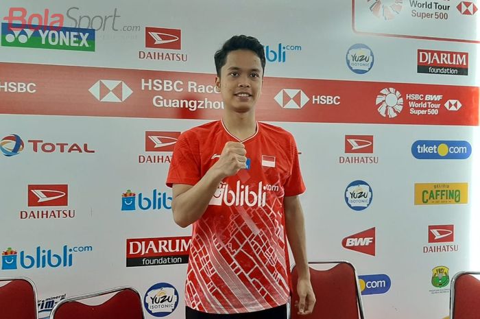 Pebulu tangkis tunggal putra Indonesia,  Anthony Sinisuka Ginting, berpose setelah menjalani laga babake kedua Indonesia Masters 2020 di Istora Senayan, Jakarta, Kamis (16/1/2020).