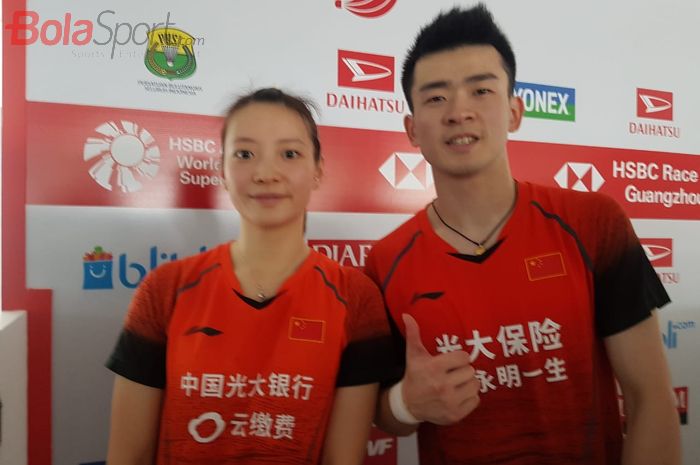 Pasangan ganda campuran China, Zheng Si Wei/Huang Ya Qiong, berpose setelah memastikan diri ke babak final Indonesia Masters 2020 di Istora Senayan, Jakarta, Sabtu (18/11/2020).