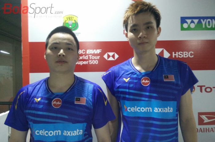 Pasangan ganda putra Malaysia, Aaron Chia/Soh Wooi Yik, berpose setelah laga semifinal Indonesia Masters 2020 di Istora Senayan, Jakarta, Sabtu (18/1/2020).