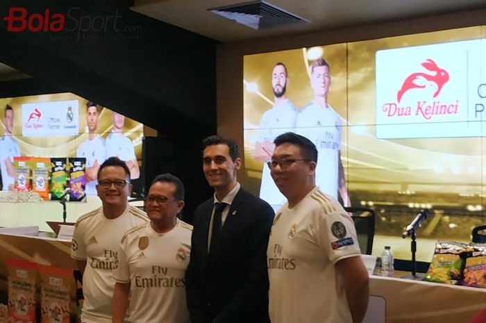 Alvaro Arbeloa (dua dari kanan) pada pengumuman kerja sama Dua Kelinci dan Real Madrid di Stadion Utama Gelora Bung Karno (SUGBK), Kamis (23/1/2020).