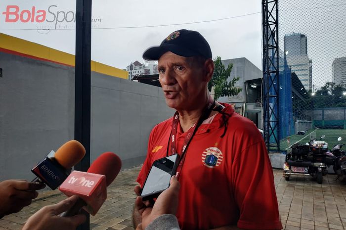 Pelatih fisik Persija Jakarta, Stefano Impagliazzo menjawab pertanyaan wartawan setelah memimpin latihan di Lapangan F7 Mini Soccer, Cilandak Jakarta Selatan, Sabtu (25/1/2020).
