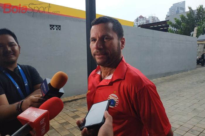 Osvaldo Lessa saat menjawab pertanyaan wartawan seusai memimpin latihan pertamanya bersama Persija Jakarta, di Lapangan F7 Mini Soccer, Cilandak Jakarta Selatan, Sabtu (25/1/2020).