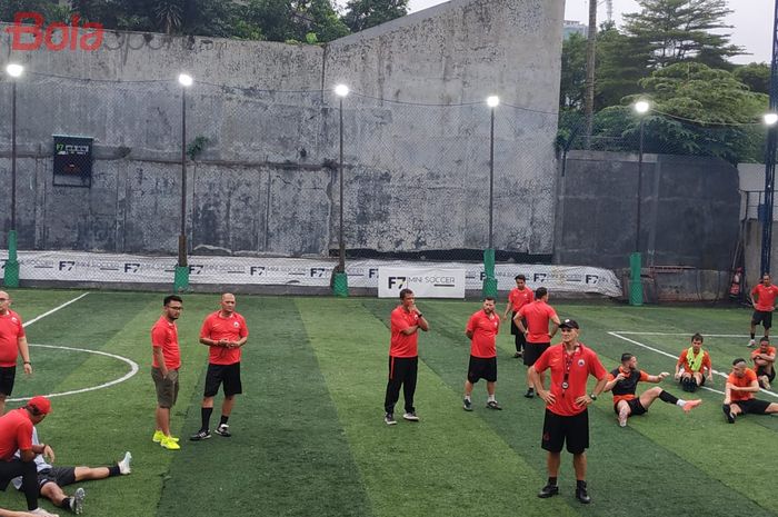 Suasana latihan Persija Jakarta yang dipimpin lima pelatih di Lapangan F7 Mini Soccer, Cilandak Jakarta Selatan, Sabtu (25/1/2020).