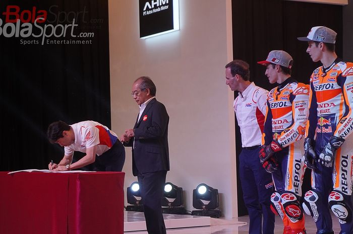 Pembalap Marc Marquez dan Alex Marquez pada acara peluncuran Produk Baru AHM Honda di Hotel Shangri-La, pada Selasa (4/2/2020).                           