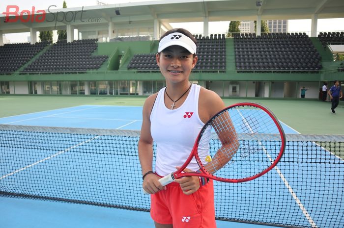 Petenis putri Indonesia, Priska Madelyn Nugroho, berpose di lapangan tenis GBK, Senayan, Jakarta, Selasa (4/2/2020).