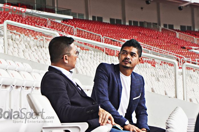 Mohammad Prapanca dan Bambang Pamungkas menempati salah satu tribun di Stadion Utama Gelora Bung Karno, Jakarta.