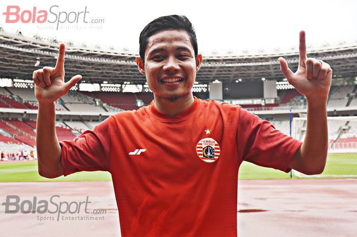 Gelandang Persija Jakarta, Evan Dimas, latihan perdana di Stadion Utama Gelora Bung Karno, Jakarta dengan berseragam Persija Jakarta .