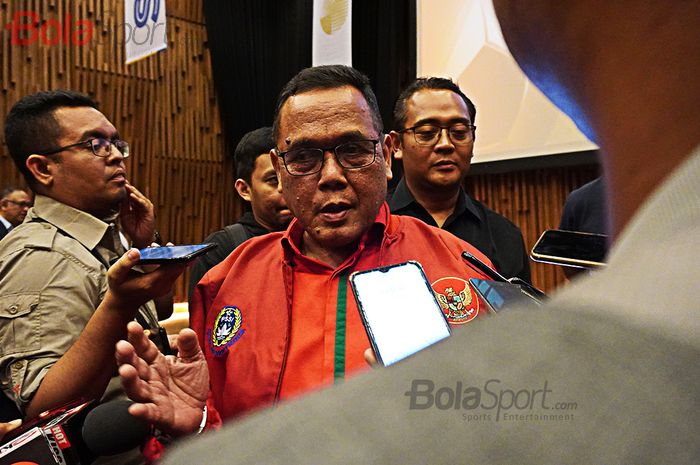 Wakil Ketua Umum PSSI, Cucu Sumantri, memberikan komentar terkait penyelenggaran siaran Liga 1 2020 di Senayan, Jakarta.