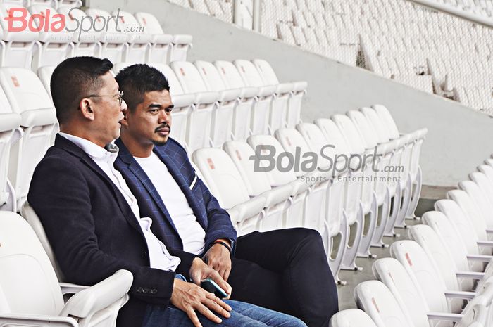 Mohammad Prapanca dan Bambang Pamungkas menempati salah satu tribun di Stadion Utama Gelora Bung Karno, Jakarta.