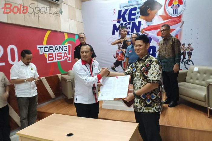 Ketua Umum PB ISSI, Raja Sapta Oktohari bersama Pejabat Pembatu Komitmen (PPK) PPON Kemenpora Yayan Rubaini, di Kantor Kemenpora, Kamis (20/2/2020).