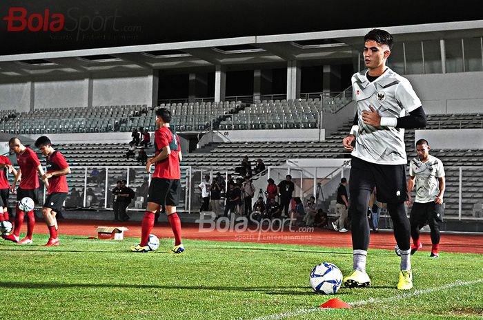 Kiper Timnas Senior Indonesia, Nadeo Agrawinata, sedang latihan bersama di lapangan Madya, Jakarta Selatan (14/2/2020)