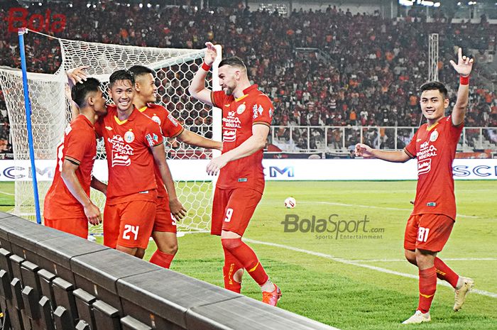 Selebrasi skuad Persija Jakarta saat berhasil mengalahkan Geylang Internasional dengan skor 3-1 di Stadion Utama Gelora Bung Karno, Jakarta (24/2/2020)