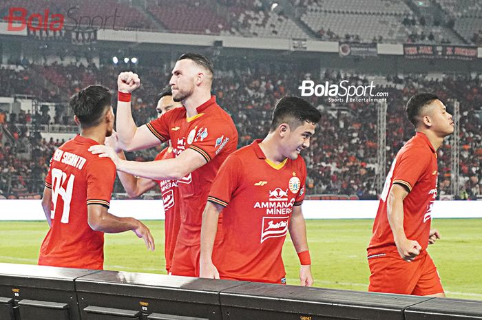 Selebrasi skuad Persija Jakarta saat berhasil mengalahkan Geylang Internasional dengan skor 3-1 di Stadion Utama Gelora Bung Karno, Jakarta (24/2/2020)