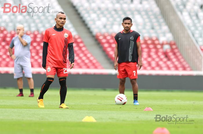 Riko Simanjuntak dan Ramdani Lestaluhu kut serta dalam latihan jelang melawan Borneo FC di Stadion Gelora Bung Karno, Jakarta (29/2/2020)
