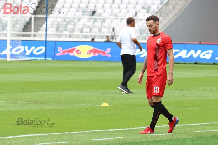 Gelandang anyar Persija Jakarta, Marc Klok, ikut serta dalam latihan jelang laga melawan Borneo FC di Gelora Bung Karno, Jakarta (29/2/2020)