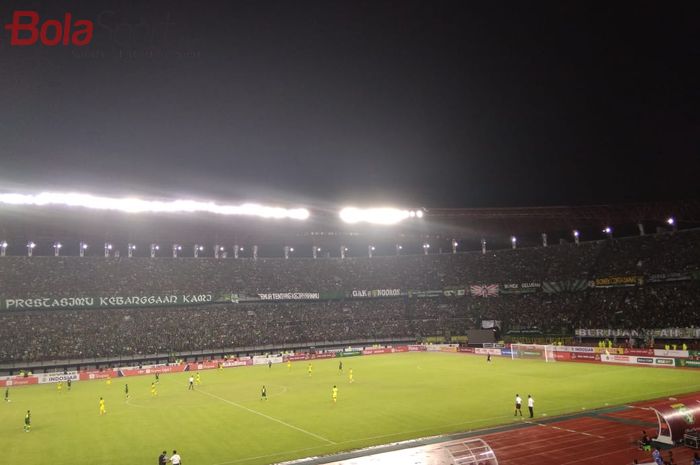 Suasana pertandingan Persebaya Surabaya melawan Persik Kediri pada pekan pertama Shopee Liga 1 2020 di Stadion Gelora Bung Tomo (GBT), Surabaya, Sabtu (29/2/2020).