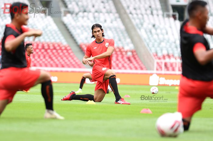 Bek Persija Jakarta, Ryuji Utomo, sedang melakukan pemanasan  jelang melawan Borneo FC di Stadion Gelora Bung Karno, Jakarta (29/2/2020)