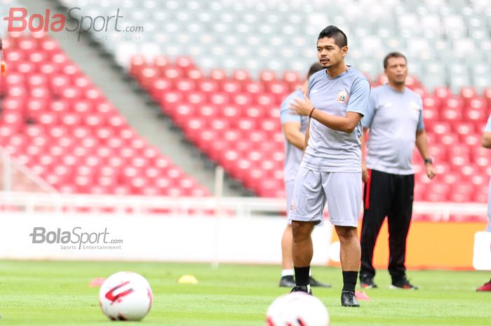 Manajer Persija Jakarta, Bambang Pamungkas,  ikut serta dalam latihan jelang melawan Borneo FC di Stadion Gelora Bung Karno, Jakarta (29/2/2020)