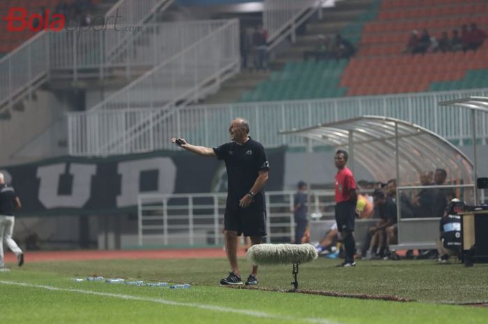 Pelatih Persikabo, Ihar Kryushenko, sedang memberikan arahan kepada anak asuhnya kala bermain melawan Arema FC di Stadion Pakansari, Bogor (2/3/2020)