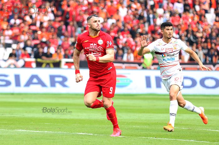 Marko Simic sedang berduel dengan Kevin Gomez saat pertandingan Persija Jakarta menghadapi Borneo FC di Stadion Utama Gelora Bung Karno, Jakarta (1/3/2020)