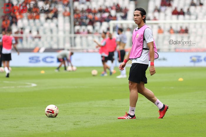 Bek Persija Jakarta, Ryuji Utomo sedang melakukan latihan  jelang laga melawan Borneo FC di Stadion Gelora Bung Karno (1/3/2020)