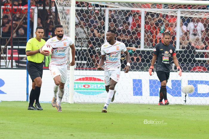 Selebrasi Francisco Torres dan Guy Junior ketika mampu mencetak gol ke gawang Persija Jakarta  di Stadion Utama Gelora Bung Karno, Jakarta (1/3/2020)