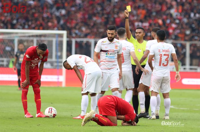 Javlon Guseynov mendapatkan ganjaran kartu kuning oleh wasit ketika melanggar Ramdani Lestaluhu saat laga Persija Jakarta melawan Borneo FC di Stadion Gelora Bung Karno Jakarta (1/3/2020)
