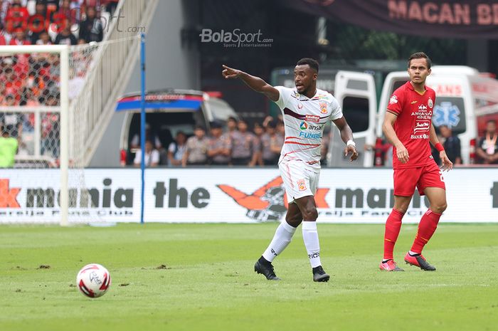 Striker Borneo FC, Guy Junior ketika pertandingan melawan Persija Jakarta di Stadion Gelora Bung Karno, Jakarta (1/3/2020).