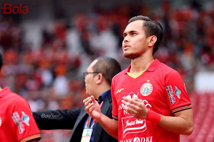 Bek Persija Jakarta, Rezaldi Hehanusa, sedang memasuki lapangan laga melawan Borneo FC di Stadion Gelora Bung Karno (1/3/2020)