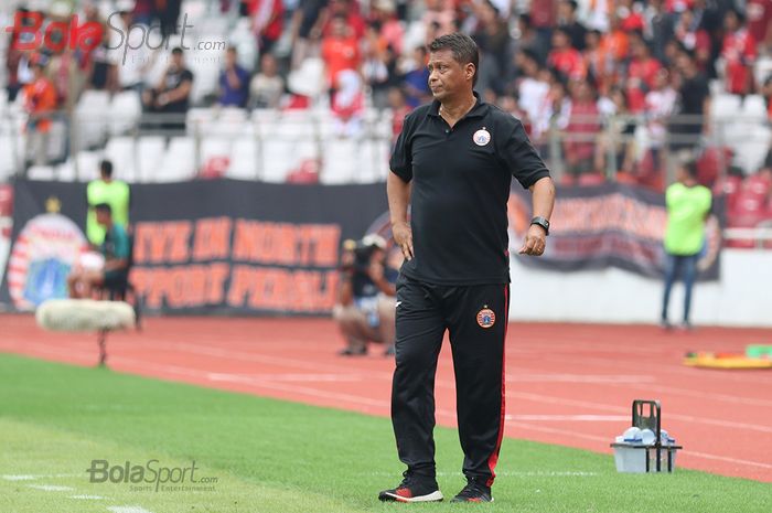 Pelatih Persija Jakarta, Sergio Farias, sedang memantau timnya jelang laga melawan Borneo FC di Stadion Gelora Bung Karno (1/3/2020)