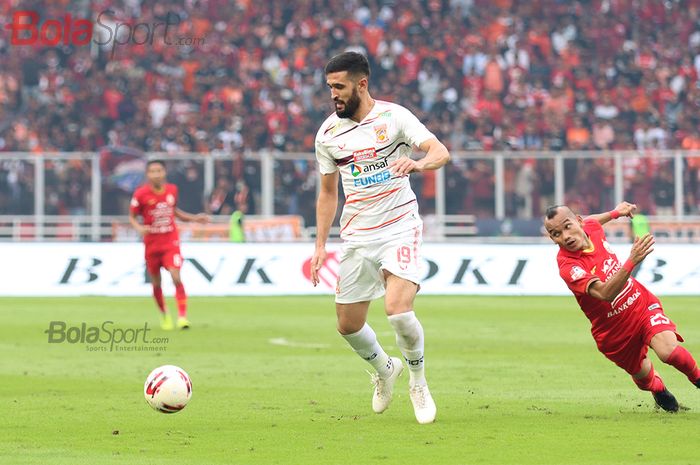 Bek Borneo FC, Jevlon Guseynov ketika laga Persija Jakarta melawan Borneo FC di Stadion Utama Gelora Bung Karno, Jakarta (1/3/2020)