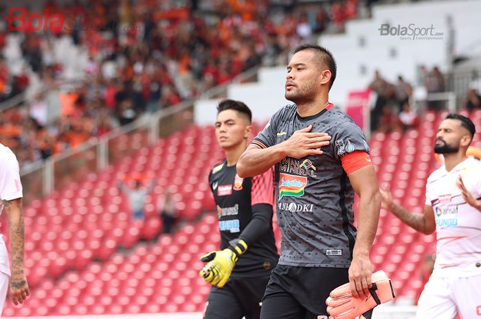 Penjaga gawang Persia Jakarta Andritani Artiasa melakoni laga melawan Borneo FC di Stadion Zellora Pang Karno (1/3/2020).