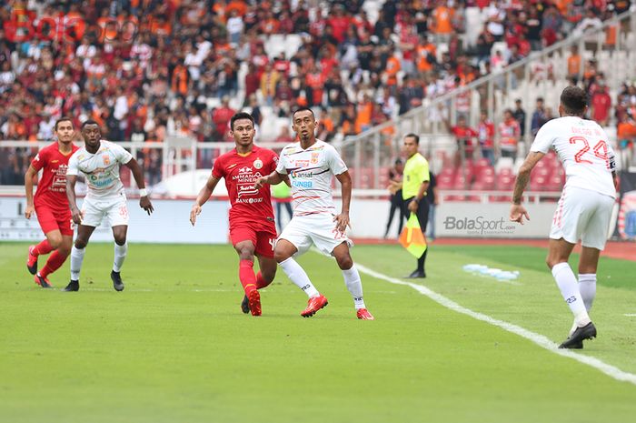 Sultan Samma dan Osvaldo Haay sedang melakukan perebutan bola kala pertandingan Persjia Jakarta menghadapi Borneo FC di Stadion Gelora Bung Karno, Jakarta (1/3/2020)